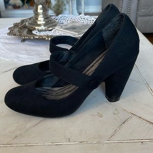 Y Not women’s size 9 black suede feel heels
